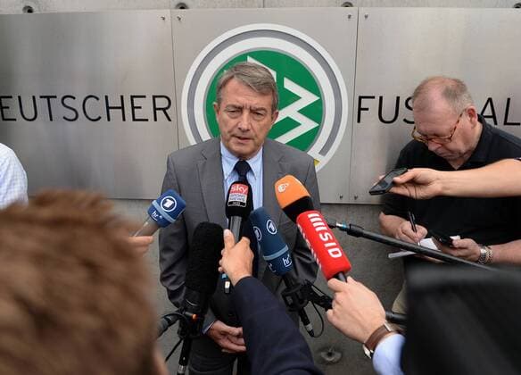 21.06.2013, xjhx, DFB Präsidiumssitzung Executive Meeting, v.l. DFB Präsident Wolfgang Niersbach (Deutsche Fussball Bund) gibt ein TV Interview.
