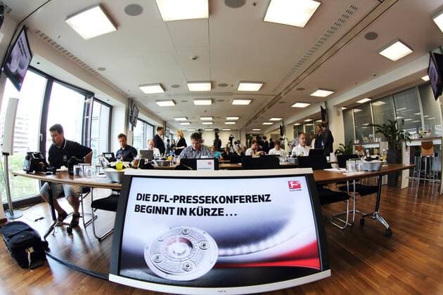JOURNALISTEN WARTEN AUF DEN BEGINN DER PRESSEKONFERENZ VORSTELLUNG DES BUNDESLIGA SPIELPLANS DER SAISON 2013 14 DFL FRANKFURT