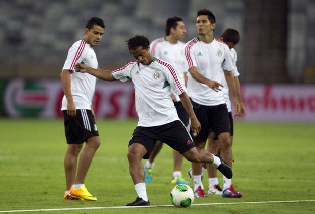 BELO HORIZONTE, June 21, 2013 -- Mexico s Giovani Dos Santos (Front) attends a training session at the Mineirao Stadium in Belo Horizonte, Brazil, on June 21, 2013. Mexico will face Japan on Saturday in its third match of the FIFA Confederations Cup Brazil 2013. (Xinhua David de la Paz) (itm) (SP)BRAZIL-BELO HORIZONTE-CONFEDERATIONS-MEXICO 