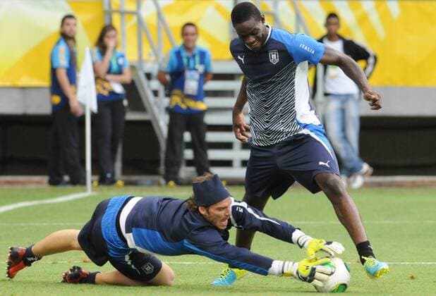 BAHIA, June 21, 2013 -- Italy s Mario Balotelli and goalkeeper Federico Marchetti (Bottom) participate in a training session at Arena Fonte Nova Stadium in Salvador, Brazil, on June 21, 2013. Italy will face Brazil on Saturday in its third match of the FIFA Confederations Cup Brazil 2013. (Xinhua Nicolas Celaya) (itm) (SP)BRAZIL-SALVADOR-CONFEDERATIONS-ITALY 