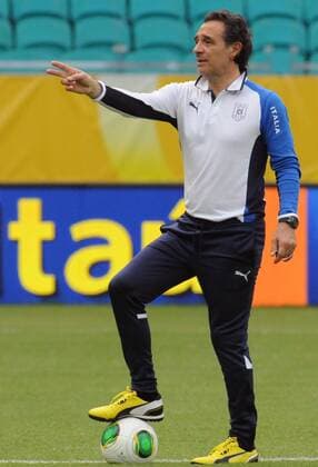 BAHIA, June 21, 2013 -- Italy s head coach Cesare Prandelli participates in a training session at Arena Fonte Nova Stadium in Salvador, Brazil, on June 21, 2013. Italy will face Brazil on Saturday in its third match of the FIFA Confederations Cup Brazil 2013. (Xinhua Nicolas Celaya) (itm) (SP)BRAZIL-SALVADOR-CONFEDERATIONS-ITALY 