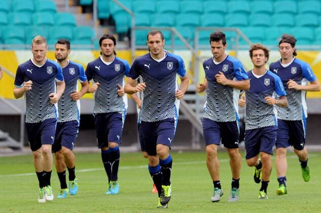 BAHIA, June 21, 2013 -- Italy s players participates in a training session at Arena Fonte Nova Stadium in Salvador, Brazil, on June 21, 2013. Italy will face Brazil on Saturday in its third match of the FIFA Confederations Cup Brazil 2013. (Xinhua Nicolas Celaya) (itm) (SP)BRAZIL-SALVADOR-CONFEDERATIONS-ITALY 
