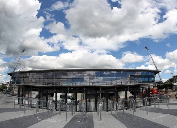 Fußball, Stadiongeschichte Eintracht Braunschweig Eintracht Stadion, Heimspielstätte von Fussball Bundesligist Eintracht Braunschweig, Baustelle Haupttribüne, einbau von vip logen. Haupteingang mit Einlasstoren
