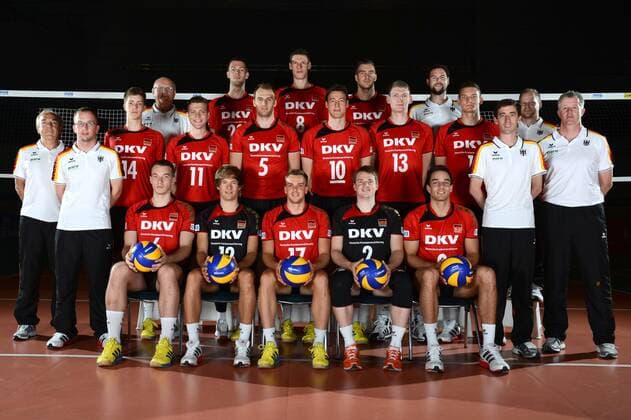 Volleyball, Fotoshooting Nationalmannschaft Herren 21.06.13, Arena Bremen, Bremen vorn (v.l.): Denis Kaliberda ( 6), Ferdinand Tille ( 12), Patrick Steuerwald ( 17), Markus Steuerwald ( 2), Bjoern Björn Hoehne Höhne ( 9) Mitte (v.l.): Fons Vranken (Athletiktrainer), Jan Kahlenbach (Teammanager), Tom Strohbach ( 14), Lukas Kampa ( 11), Dirk Westphal ( 5), Jochen Schoeps Schöps ( 10), Simon Hirsch ( 13), Christian Fromm ( 1), Adrian Pfleghar (Co-Trainer), Vital Heynen (Bundestrainer Trainer) hinten (v.l.): Wolfgang Kloeckner Klöckner (Mentaltrainer), Philipp Collin ( 20), Marcus Boehme Böhme ( 8), Tim Broshog ( 15), Oliver Klenk (Physiotherapeut)