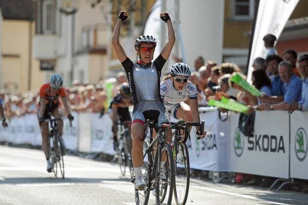 Trixi WORRACK ( GER Team Specialized - Lululemon ) gewinnt die deutsche Meisterschaft der Frauen gegen Elke Gebhardt ( GER Team Argos - Shimano ) im Sprint - Jubel - Freude - Emotionen - Zielankunft - Aktion - quer - Event: Deutsche Meisterschaften 2013 - Strassenrennen der Frauen 2013 - Location: Deutschland - Wangen - Baden Württemberg - Europa - Datum: 22.06.2013