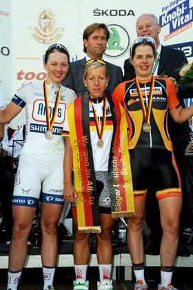Podium v.l.n.r. - (2.) Elke GEBHARDT ( GER Argos Shimano ) - (1.) Trixi WORRACK ( GER Team Specialized - Lululemon ) - (3.) Romy KASPER ( GER Dolmans Boels ) - Jubel - Freude - Emotionen - Aktion - hoch - Event: Deutsche Meisterschaften 2013 - Strassenrennen der Frauen 2013 - Location: Deutschland - Wangen - Baden Württemberg - Europa - Datum: 22.06.2013