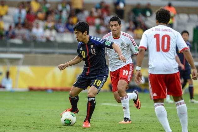 BELO HORIZONTE, MG - 22 06 2013: Japan - Mexiko - Giovani DOS SANTOS (d), Shinji KAGAWA (e), Raul JIMENEZ (c) ( x(11)xCelsoxPupox xFotoarenax  (17133) JapÃ£o x MÃ©xico