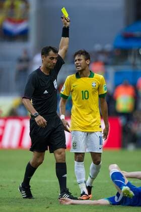Schiedsrichter Ravshan Irmatov (Usbekistan) - Neymar - Italien - Brasilien Arena Fonte Nova. Salvador BA - 22 06 2013. x(725)xMarceloxMachadoxdexMelox x  (17132)