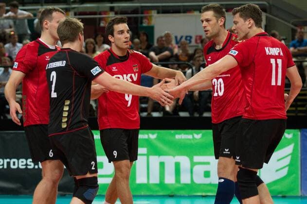 Volleyball, FIVB World League, Deutschland vs. Kuba 22.06.13, Arena Bremen, Bremen Jubel Deutschland - Denis Kaliberda ( 6 GER), Markus Steuerwald ( 2 GER), Björn Björn Hoehne Höhne ( 9), Philipp Collin ( 20 GER), Lukas Kampa ( 11 GER)