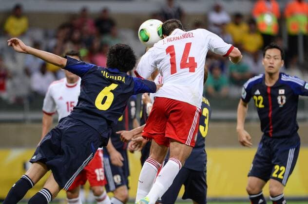 BELO HORIZONTE, MG - 22 06 2013: Japan - Mexiko - Javier Hernandez (Chicharito) gegen Atsuto Uchida ( x(11)xCelsoxPupox xFotoarenax  (17133)