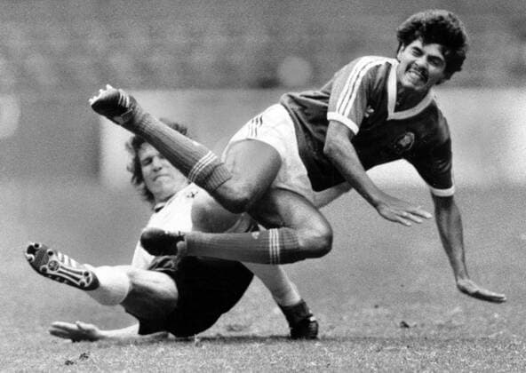 Lothar Matthäus (BR Deutschland) foult Manuel Negrete Arias (Mexiko)