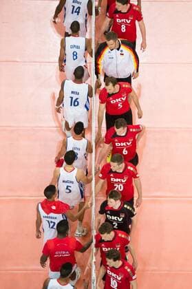 Volleyball, FIVB World League, Deutschland vs. Kuba 22.06.13, Arena Bremen, Bremen Shakehands zwischen Kuba und Deutschland nach dem Spiel