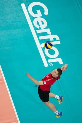 Volleyball, FIVB World League, Deutschland vs. Kuba 22.06.13, Arena Bremen, Bremen Aufschlag Service Denis Kaliberda ( 6 GER)