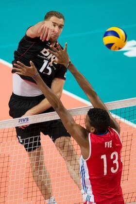 Volleyball, FIVB World League, Deutschland vs. Kuba 23.06.13, Arena Bremen, Bremen Angriff Tim Broshog ( 15 GER) - Block David Fiel ( 13 CUB)