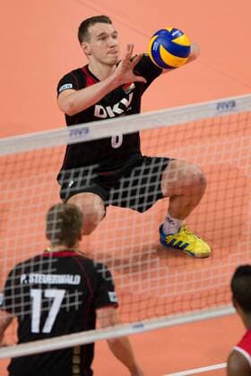 Volleyball, FIVB World League, Deutschland vs. Kuba 23.06.13, Arena Bremen, Bremen Annahme Denis Kaliberda ( 6 GER)