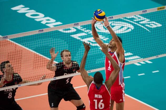 Volleyball, FIVB World League, Deutschland vs. Kuba 23.06.13, Arena Bremen, Bremen Marcus Böhme Boehme ( 8 GER), Dirk Westphal ( 5 GER) - Isbel Mesa ( 16 CUB), Zuspiel Lian Sem Estrada ( 2 CUB)