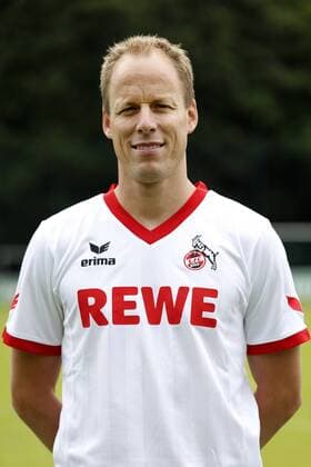 Köln, Deutschland, 2. Fußball-Bundesliga -1.FC Köln Mannschaftsvorstellung Saison 2013 2014 am 24.06.2013 auf dem Trainingsgelände am Geißbockheim in Köln, Kevin Mc Kenna Brustsponsor Wirtschaft REWE Sponsor Trikotsponsor