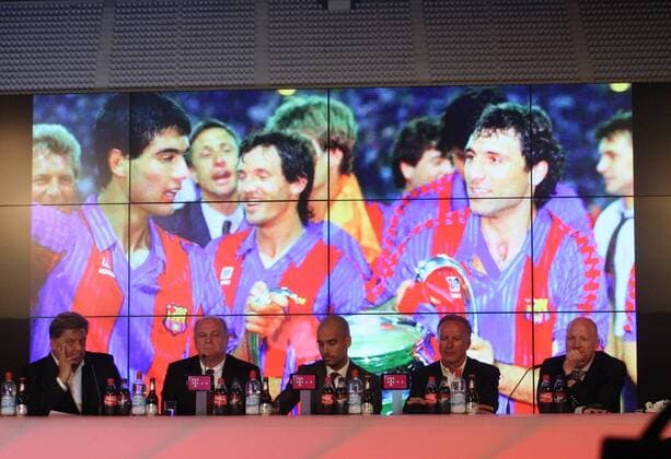 v.l.: Pressechef Markus Hörwick, Präsident Uli Hoeneß, Trainer Pep Guardiola, Vorstands-Vorsitzender Karl-Heinz Rummenigge, Sport-Vorstand Matthias Sammer (FC Bayern München). Im Hintergrund Trainer Guardiola als Spieler bei Barcelona nach dem CL-Sieg Fussball FC Bayern München Pressekonferenz mit Pep Guardiola, Uli Hoeneß, Karl-Heinz Rummenigge, Matthias Sammer Allianz Arena München 24.06.2013