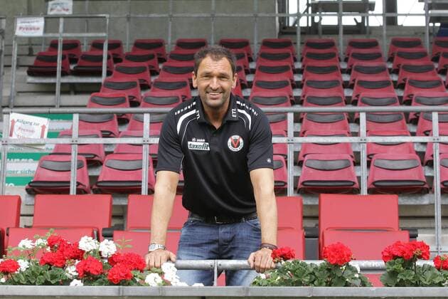 Viktoria Köln Regionalliga West Fußball Herren Claus-Dieter Pele Wollitz auf der Tribüne im Flughafenstadion Höhenberg Sport