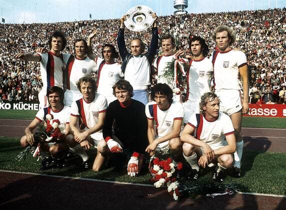 FC Bayern München ist deutscher Meister 1973, hi.v.li.: Franz Beckenbauer, Franz Roth, Franz Krauthausen, Trainer Udo Lattek, Georg Schwarzenbeck, Gerd Müller, Uli Hoeneß; vorn: Wilhelm Hoffmann, Johnny Hansen, Torwart Sepp Maier, Edgar Schneider und Bernd Dürnberger