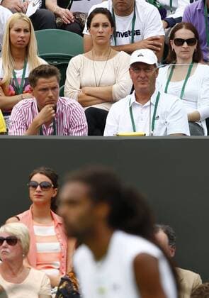 Wimbledon Championships 2013, AELTC,London, ITF Grand Slam Tennis Tournament, Dustin Brown (GER) Clan in der Spielerloge,Freundin Sarah als Zuschauer auf der Tribüne, Dustin unscharf im Vordergrund,Hochformat,
