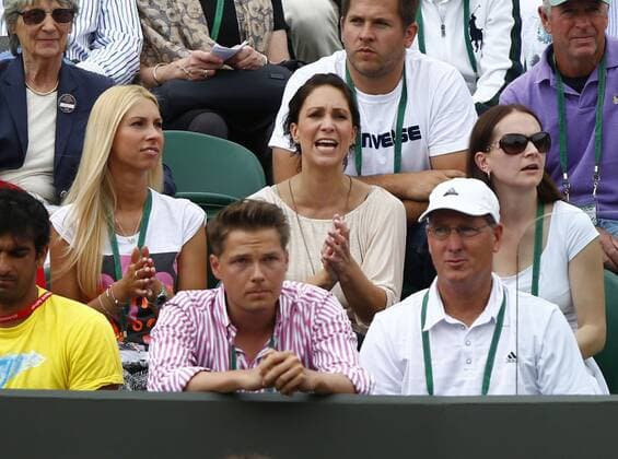 Wimbledon Championships 2013, AELTC,London, ITF Grand Slam Tennis Tournament, Dustin Brown (GER) Clan in der Spielerloge,Freundin Sarah (dunkelhaarig) applaudiert und feuert ihn an,Emotion,Querformat,