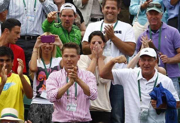 Wimbledon Championships 2013, AELTC,London, ITF Grand Slam Tennis Tournament, Dustin Brown (GER) Clan in der Spielerloge jubelt nach seinem Sieg,Freundin Sarah (dunkelhaarig) schlägt die Hände vors Gesicht und weint, Emotion,Querformat,