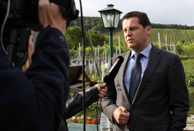 FUSSBALL - Bundesliga Medien-Stammtisch WIEN,AUSTRIA,26.JUN.13 - FUSSBALL - tipp3 Bundesliga powered by T-Mobile, Medienstammtisch. Bild zeigt Christian Seifert (DFL) beim Interview. 