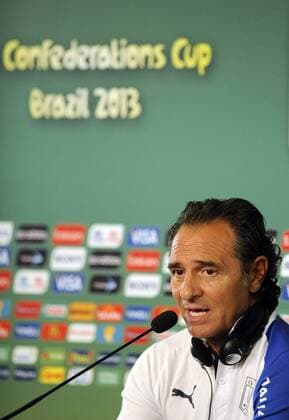 (130627) -- FORTALEZA, June 26, 2013 (Xinhua) -- Italy s coach Cesare Prandelli participates in a press conference at Castelao Stadium, in Fortaleza, Brazil, on June 26, 2013. Italy will face Spain on Thursday, in a semifinal of the FIFA Confederations Cup Brazil 2013. (Xinhua Weng Xinyang) (itm) (SP)BRAZIL-FORTALEZA-CONFEDERATIONS-ITALY-TRAINING 