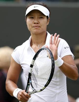 (130627) -- LONDON, June 27, 2013 (Xinhua) -- Li Na of China greets the spectators after the second round of ladies singles on day 4 of the Wimbledon Lawn Tennis Championships at the All England Lawn Tennis and Croquet Club in London, Britain on June 27, 2013. (Xinhua Wang Lili) (SP) BRITAIN-LONDON-TENNIS-WIMBLEDON-DAY 4 