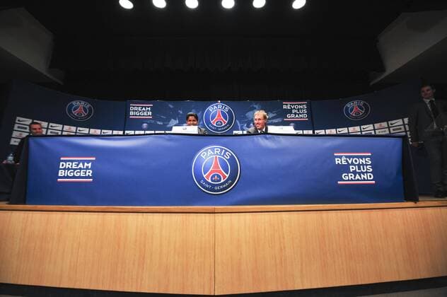 Nasser Al Khelaifi - president du PSG Laurent Blanc - entraineur FOOTBALL : presentation de Laurent Blanc - new coach of du PSG - 27 06 2013 JBAutissier Panoramic 