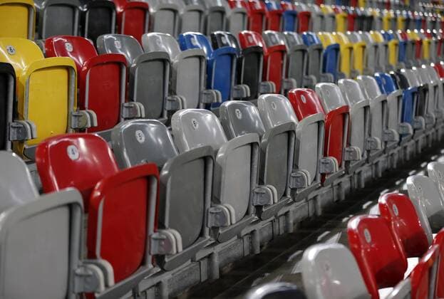 Fußball, Stadiongeschichte Fortuna Düsseldorf Düsseldorf , Deutschland, 2. Fußball-Bundesliga -Fortuna 95 Düsseldorf , Saison 2013 2014 in der Esprit-Arena in Düsseldorf am 27.Juni 2013 Die bunten Sitze in der Esprit-Arena in Düsseldorf sind hochgeklappt.