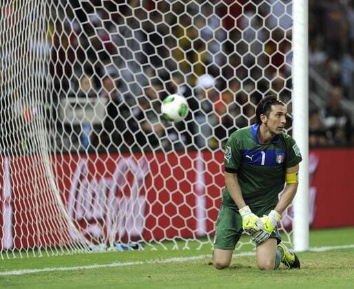 (130628) -- FORTALEZA, June 28, 2013 (Xinhua) -- Italy s goalkeeper Gianluigi Buffon reacts during the FIFA s Confederations Cup Brazil 2013 semifinal match against Spain held at Castelao Stadium in Fortaleza, Brazil, on June 27, 2013. Spain won 7-6 in a penalty shoot-out. (Xinhua Weng Xinyang) (itm) (SP)BRAZIL-FORTALEZA-CONFEDERATIONS-SPAIN VS ITALY 