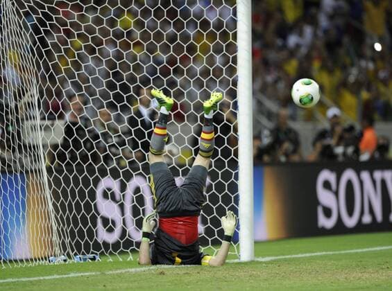 (130628) -- FORTALEZA, June 28, 2013 (Xinhua) -- Spain s goalkeeper Iker Casillas tries to save a penalty during the FIFA s Confederations Cup Brazil 2013 semifinal match against Italy held at Castelao Stadium in Fortaleza, Brazil, on June 27, 2013. Spain won 7-6 in a penalty shoot-out. (Xinhua Weng Xinyang) (itm) (SP)BRAZIL-FORTALEZA-CONFEDERATIONS-SPAIN VS ITALY 