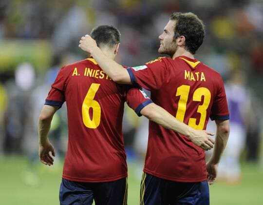(130628) -- FORTALEZA, June 28, 2013 (Xinhua) -- Spain s Andres Iniesta (L) and Juan Mata celebrates their victory after the FIFA s Confederations Cup Brazil 2013 semifinal match against Italy, held at Castelao Stadium, in Fortaleza, Brazil, on June 27, 2013. Spain won 7-6 in a penalty shoot-out. (Xinhua Weng Xinyang) (itm) (SP)BRAZIL-FORTALEZA-CONFEDERATIONS-SPAIN VS ITALY 