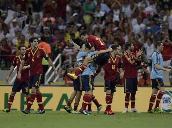 (130628) -- FORTALEZA, June 28, 2013 (Xinhua) -- Spain s players celebrate their victory after the FIFA s Confederations Cup Brazil 2013 semifinal match against Italy held at Castelao Stadium in Fortaleza, Brazil, on June 27, 2013. Spain won 7-6 in a penalty shoot-out. (Xinhua Guillermo Arias) (itm) (SP)BRAZIL-FORTALEZA-CONFEDERATIONS-SPAIN VS ITALY 