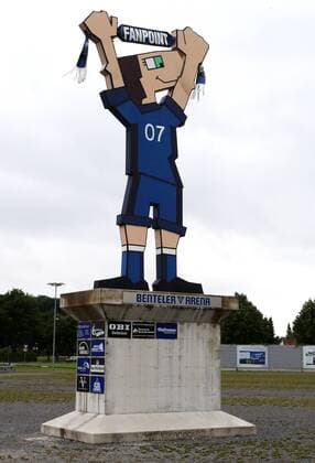 Fußball, Stadiongeschichte SC Paderborn Testspiel PADERBORN,DEUTSCHLAND,28.JUN.13 - FUSSBALL - tipp3 Bundesliga powered by T-Mobile, 2. Deutsche Bundesliga, SC Paderborn 07, Vorbereitungsspiel. Bild zeigt eine Statue vor der Benteler Arena. 