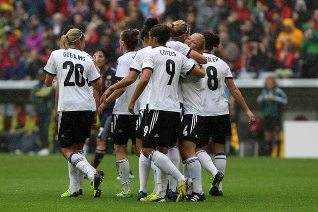 29.06.2013, xfsx, Fussball Testspiel, Deutschland - Japan, v.l. Jubel über das Tor zum 1:0 durch Leonie Maier (Deutschland)
