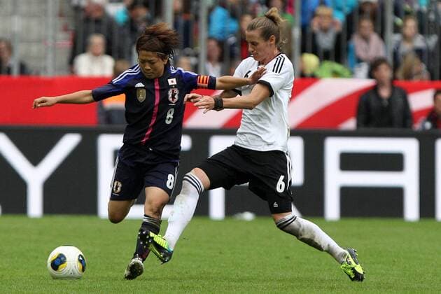 29.06.2013, xfsx, Fussball Testspiel, Deutschland - Japan, v.l. Aya Miyama (Japan) im Zweikampf, Duell, duel, tackle mit Simone Laudehr (Deutschland)