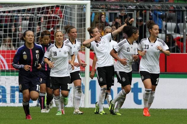 29.06.2013, xfsx, Fussball Testspiel, Deutschland - Japan, v.l. Torjubel nach dem Tor zum 4:2 durch Simone Laudehr (Deutschland)
