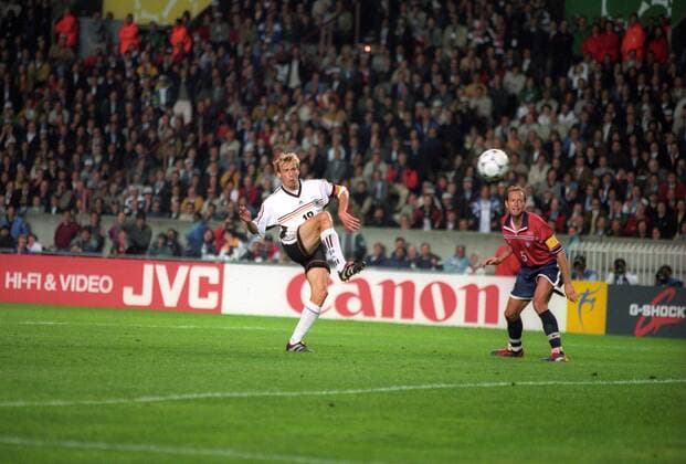 Jürgen Klinsmann (Deutschland, li.) gegen Thomas Dooley (USA)