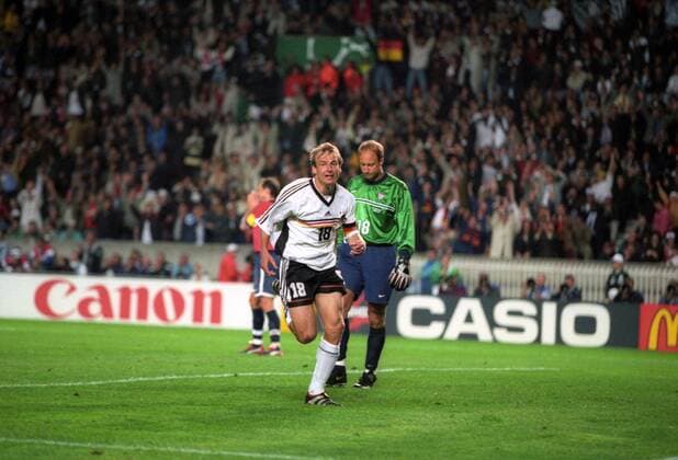 Jürgen Klinsmann (Deutschland) und Torwart Kasey Keller (USA)