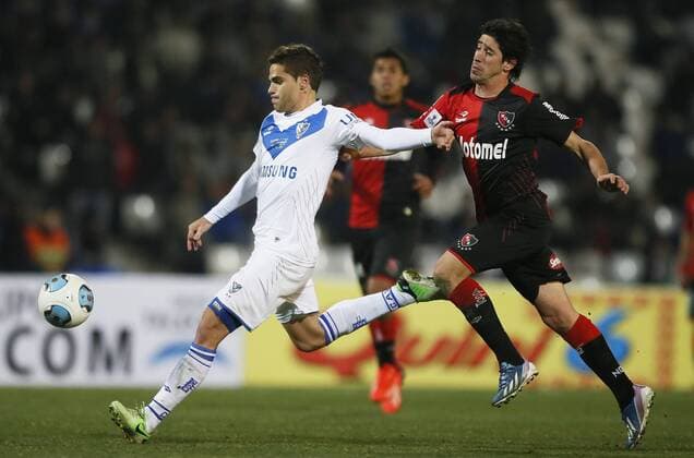 Fernando Gago (Velez Sarsfield) Pablo Perez (Newell s). Velez Sarsfield vs Newell s Old Boys. Futbol Argentino - Super Final 2013. 29 06 2013. Stadion: Malvinas Argentinas (Mendoza, Argentina). Foto: Javier Garcia Martino Photogamma.