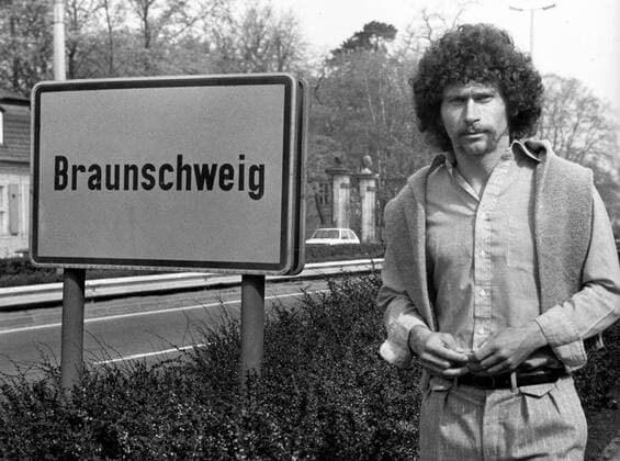Paul Breitner (BR Deutschland Eintracht Braunschweig) am Ortseingangsschild von Braunschweig