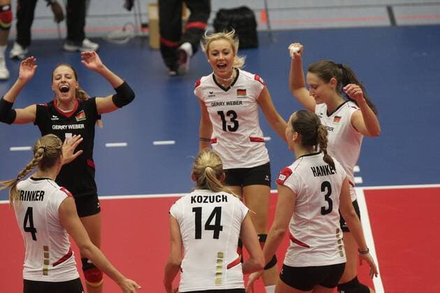 Deutschland bejubelt den 3:1 Sieg gegen Serbien Deutschland - Serbien, Frauen Volleyball European League, Hamburg CU Arena 30.06.13 Sportlerin Deutschland Volleyballspielerin Hamburg DVV EP_alf