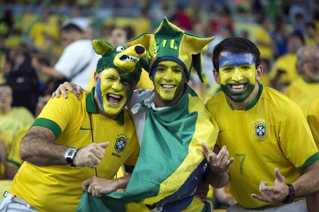 (130630) -- RIO DE JANEIRO, June 30, 2013 (Xinhua) -- Fans react prior to the final of FIFA s Confederations Cup Brazil 2013 , held at Maracana Stadium, in Rio de Janeiro, Brazil, on June 30, 2013. (Xinhua StraffonImages) (itm) 