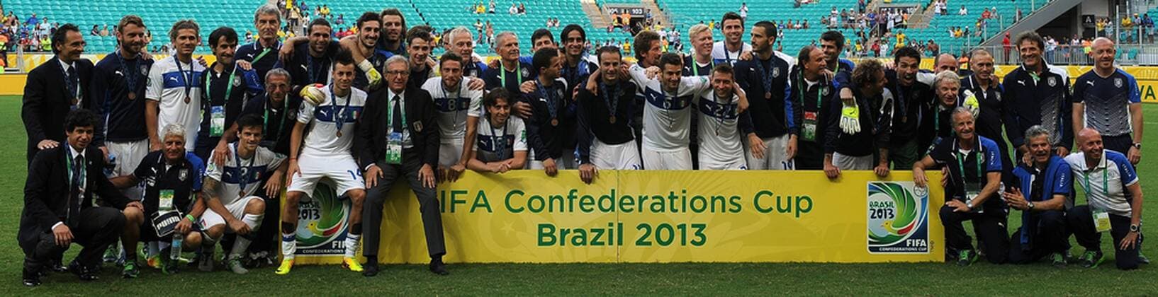(130630) -- BAHIA, June 30, 2013 (Xinhua) -- Italy s players pose during the awarding ceremony after the FIFA s Confederations Cup Brazil 2013 match for third and fourth place against Uruguay, held at Arena Fonte Nova Stadium, in Salvador de Bahia, Bahia state, Brazil, on June 30, 2013. (Xinhua Weng Xinyang) (itm) BRAZIL-BAHIA-CONFEDERATIONS-URUGUAY VS ITALY 