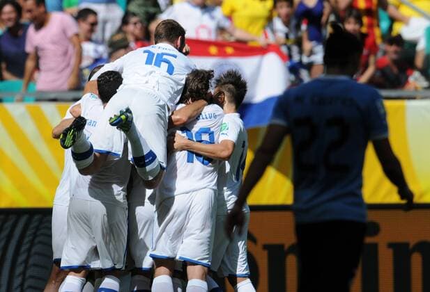 Italy s players celebrate scoring during the FIFA s Confederations Cup Brazil 2013 match for the third place against Uruguay in Salvador, Brazil, on June 30, 2013. Italy won 5-4. (Xinhua Nicolas Celaya) (itm) (SP)BRAZIL-SALVADOR-CONFEDERATIONS-URUGUAY VS ITALY 