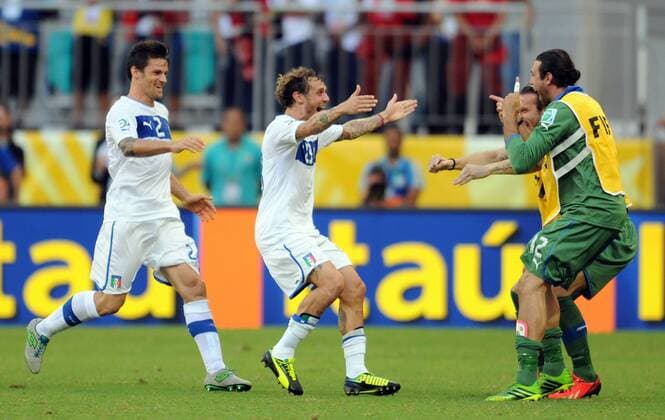 Italy s Alessando Diamanti (C) celebrates scoring during the FIFA s Confederations Cup Brazil 2013 match for the third place against Uruguay in Salvador, Brazil, on June 30, 2013. Italy won 5-4. (Xinhua Nicolas Celaya) (itm) (SP)BRAZIL-SALVADOR-CONFEDERATIONS-URUGUAY VS ITALY 