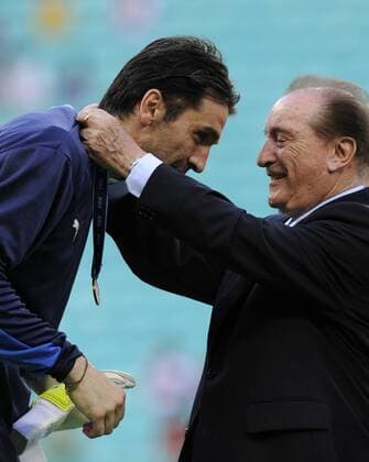 Italy s goalkeeper Gianluigi Buffon (L) participates in the awarding ceremony of the FIFA s Confederations Cup Brazil 2013 match for the third place against Uruguay in Salvador, Brazil, on June 30, 2013. Italy won 5-4. (Xinhua Weng Xinyang) (itm) (SP)BRAZIL-SALVADOR-CONFEDERATIONS-URUGUAY VS ITALY 